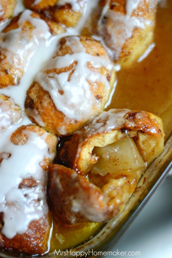 Cinnamon Roll Apple Dumplings - as in these delicious apple dumplings are encased with cinnamon rolls! In only 6 ingredients, these can be on your table in no time. | MrsHappyHomemaker.com @thathousewife