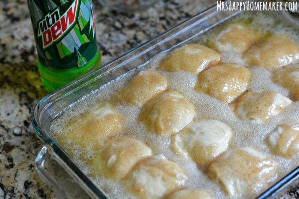 The BEST Apple Dumplings EVER. And you only need 6 ingredients to make them. The secret ingredient may seem a little crazy, but trust me on this! | MrsHappyHomemaker.com @thathousewife