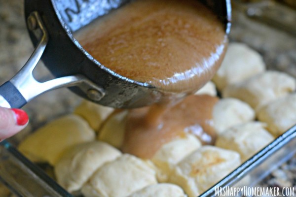 The BEST Apple Dumplings EVER. And you only need 6 ingredients to make them. The secret ingredient may seem a little crazy, but trust me on this! | MrsHappyHomemaker.com @thathousewife