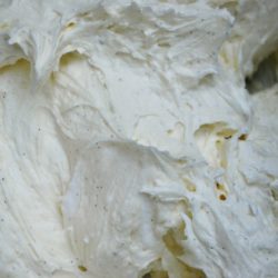 Homemade Marshmallow Buttercream Frosting - only 4 ingredients is all you need to make this and its delicious on a variety of different cakes! | MrsHappyHomemaker.com @MrsHappyHomemaker