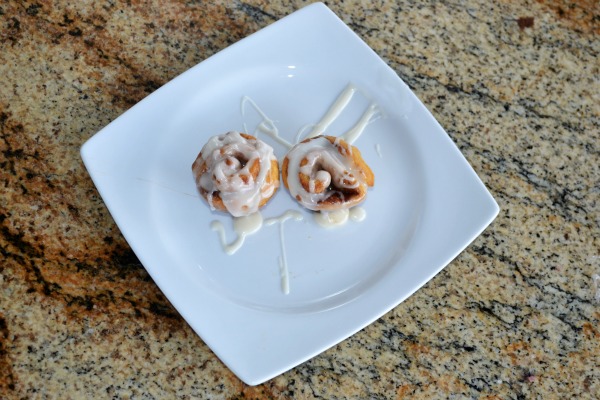 15 Minute Miniature Cinnamon Rolls - starts off with a can of crescent rolls!