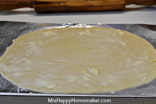 Apple Cream Pie with a Cinnamon Roll Crust - best apple pie EVER!