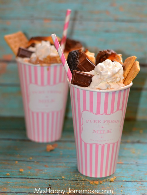 Love s'mores? Love milkshakes? Well, the 2 just came together in this totally easy & yummy S'mores Milkshake!