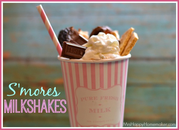 Love s'mores? Love milkshakes? Well, the 2 just came together in this totally easy & yummy S'mores Milkshake!