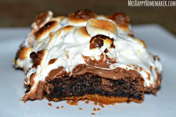 These Easy Peasy S'mores Brownies couldn't be any simpler. They use a boxed brownie mix to make things super simple & they couldn't be any more delicious. | MrsHappyHomemaker.com @thathousewife