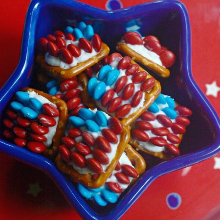 Patriotic American Flag Pretzel Bites - super cute, and all you need is 3 ingredients & a few minutes. So easy, even your little kids can make them! Perfect for the 4th of July or Memorial Day! | MrsHappyHomemaker.com