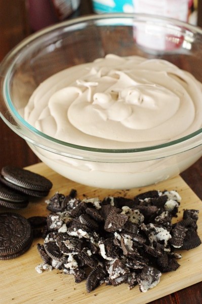 Super Easy 4 INGREDIENT Chocolate Cookies & Cream Ice Cream - y'all, this is SOOOOO good and one of the easiest things you'll ever make!