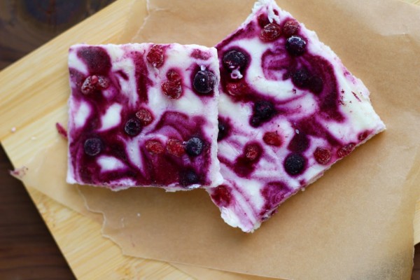 This BLUEBERRY POMEGRANATE GREEK YOGURT BARK is a creamy, frozen treat that's loaded with blueberries, pomegranate seeds and protein! It's super simple to make too and you only need 4 INGREDIENTS! 