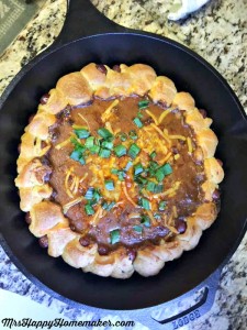 Chili Cheese Pig in the Blanket Dip - one of the best things since sliced bread! Think of an edible wreath constructed of pigs in the blanket but filled with a cheesy chili dip. It's SO good, and super easy too. | MrsHappyHomemaker.com @mrshappyhomemaker