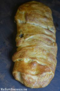 I love this EASY CRESCENT SAUSAGE BRAID so much & have made it for years. It's almost too simple to even be considered a recipe, but it sure is delicious! | MrsHappyHomemaker.com @mrshappyhomemaker