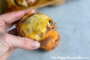 Cheesy Sausage Egg Muffins - Only 4 Ingredients! Perfect grab & go breakfast....just reheat for 30 seconds in the microwave. Freezable too! | MrsHappyHomemaker.com