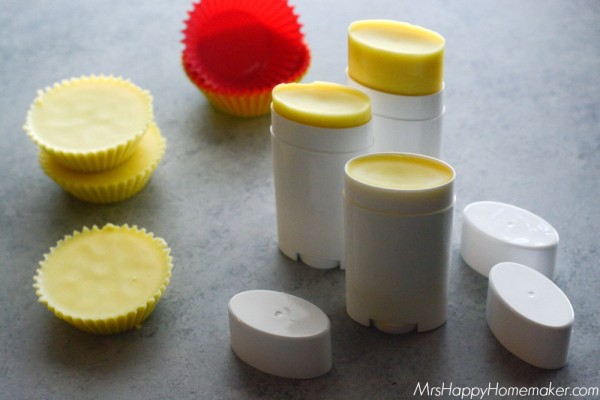 Make your own lotion bars in just 3 ingredients! I love these so much - especially on damp skin after a shower. Amazing! | MrsHappyHomemaker.com @thathousewife
