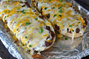 Easy Sloppy Joe French Bread Pizzas - this is a great weeknight meal that kids love! | MrsHappyHomemaker.com @mrshappyhomemaker