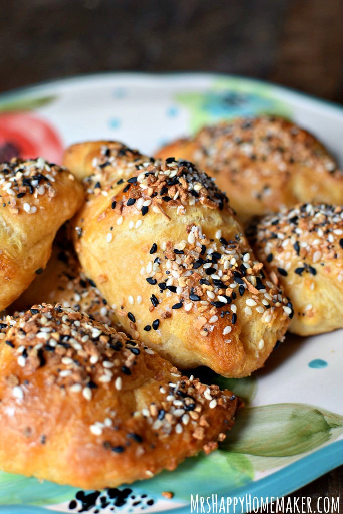 EVERYTHING BAGEL CRESCENT BITES are only 3 ingredients! Cream cheese stuffed everything bagel bites made with crescent dough