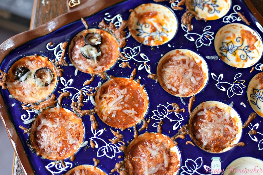(Low Carb) Mushroom Slice Pizza Bites - the mushroom crusted mini low carb pizza trend has just gotten even easier. Instead of cleaning out mushroom caps & using an entire mushroom per pizza bite, use sliced mushrooms & a mini muffin pan instead!