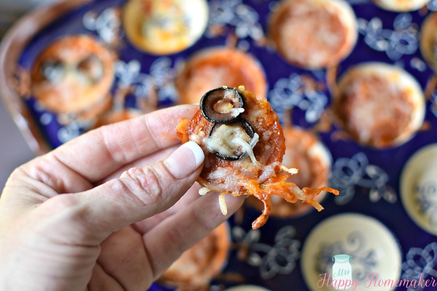 (Low Carb) Mushroom Slice Pizza Bites - the mushroom crusted mini low carb pizza trend has just gotten even easier. Instead of cleaning out mushroom caps & using an entire mushroom per pizza bite, use sliced mushrooms & a mini muffin pan instead!