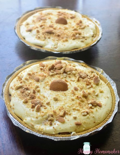 No-Bake Banana Pudding Cheesecake - 2 pies | MrsHappyHomemaker.com