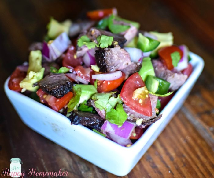 Steak Pico de Gallo Salad - this is a great way to use up any leftover steak, even a small amount. You can also use leftover shrimp or chicken. This recipe is so easy, super fresh & light, and it's Whole30 friendly. | MrsHappyHomemaker.com