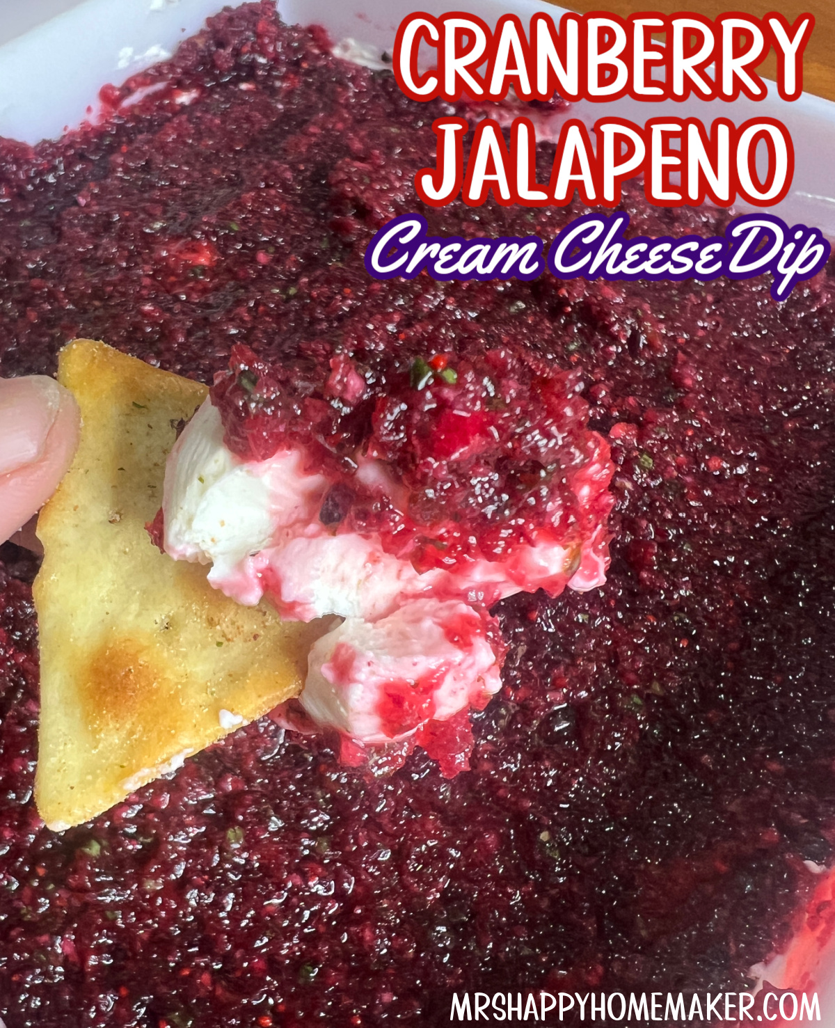 Cranberry Jalapeno Roomkaasdip op een cracker 