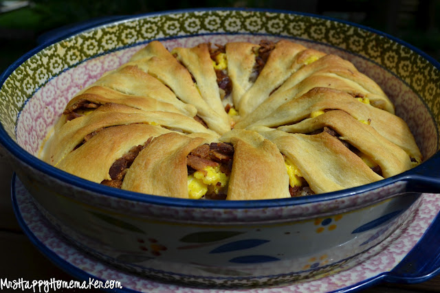 Breakfast Crescent Ring - All the classic flavors of breakfast – bacon, eggs, hashbrowns & cheese – wrapped up in a crescent roll ring. Super easy to make too! | MrsHappyHomemaker.com @mrshappyhomemaker #breakfastcasserole #crescentring #breakfast #brunch #easterbrunch 