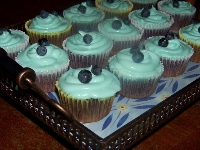blueberry cupcakes – with fresh blueberries